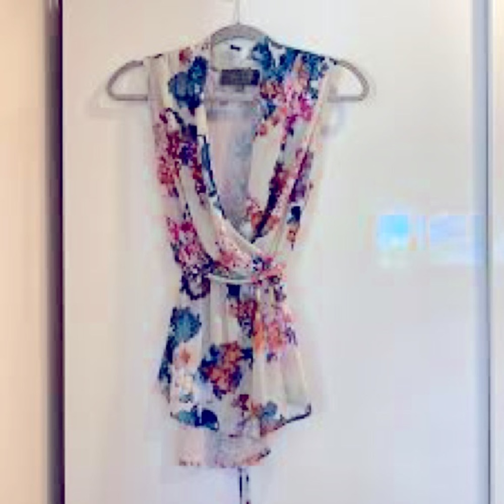 Feature on TV show Misstresses floral vneck blouse Sunday in Brooklyn surplice S